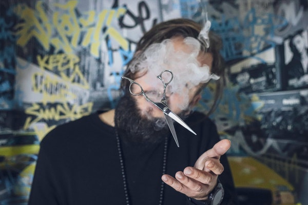 请问哪里可以定制真人发的假发？（假发定制品牌推荐）