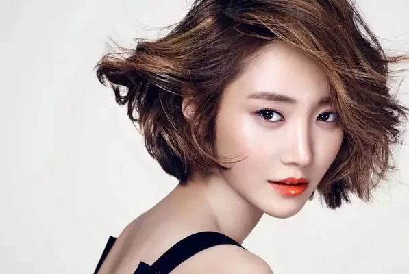 头发稀疏适合什么发型？（男生女生头发稀疏适合的发型推荐）