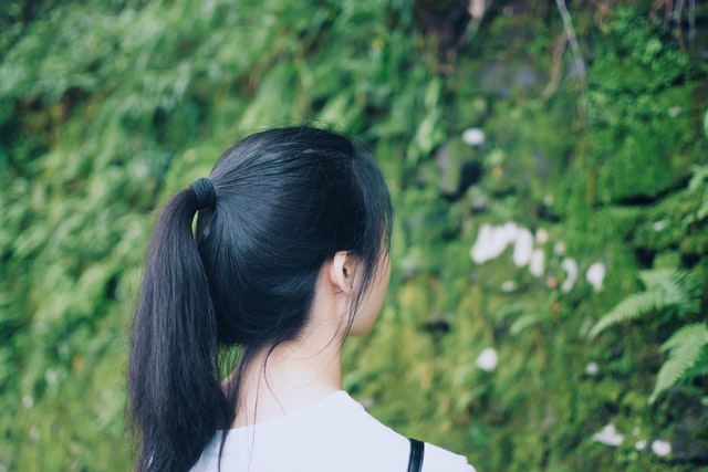 头发少是什么原因造成的？（揭秘头发少的原因及解决办法）