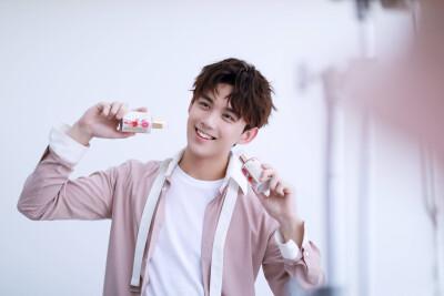 六款清爽又个性的男生短发发型（男人短发造型）