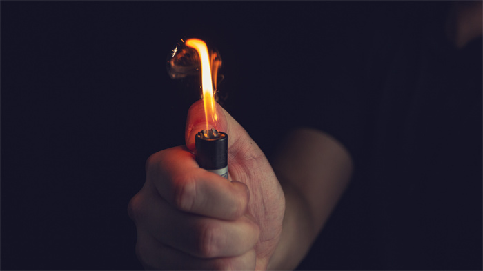 一直戴假发会有影响吗？ 看完真人发跟化纤发的区别，你就明白了